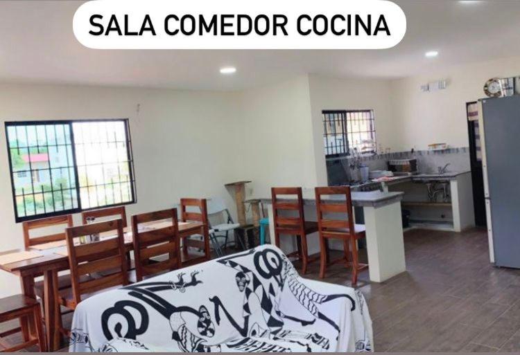 奥隆Estancias De Olon的配有桌椅和厨房的房间