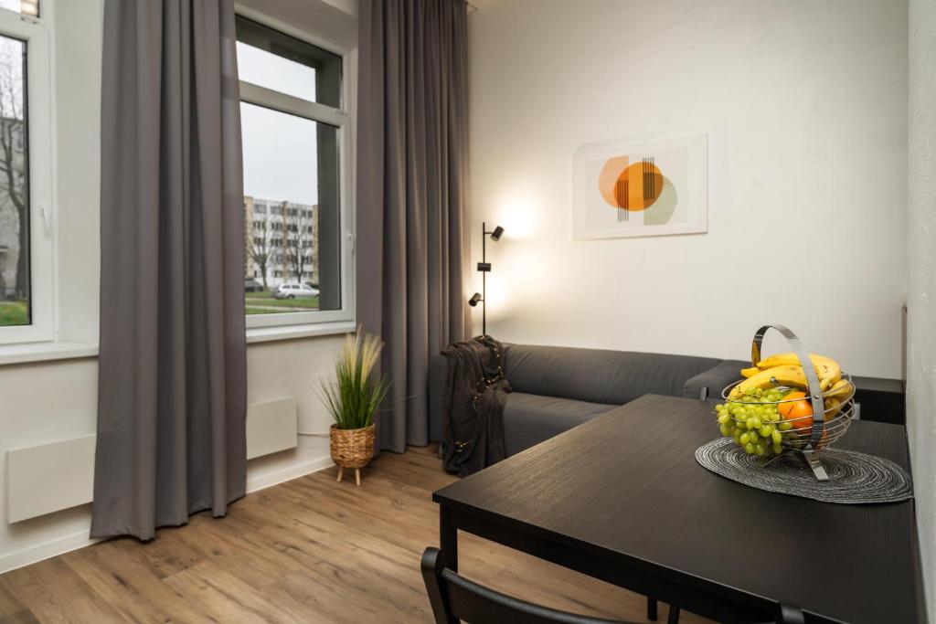 维尔纽斯Air Apartment 105的客厅配有桌子和沙发