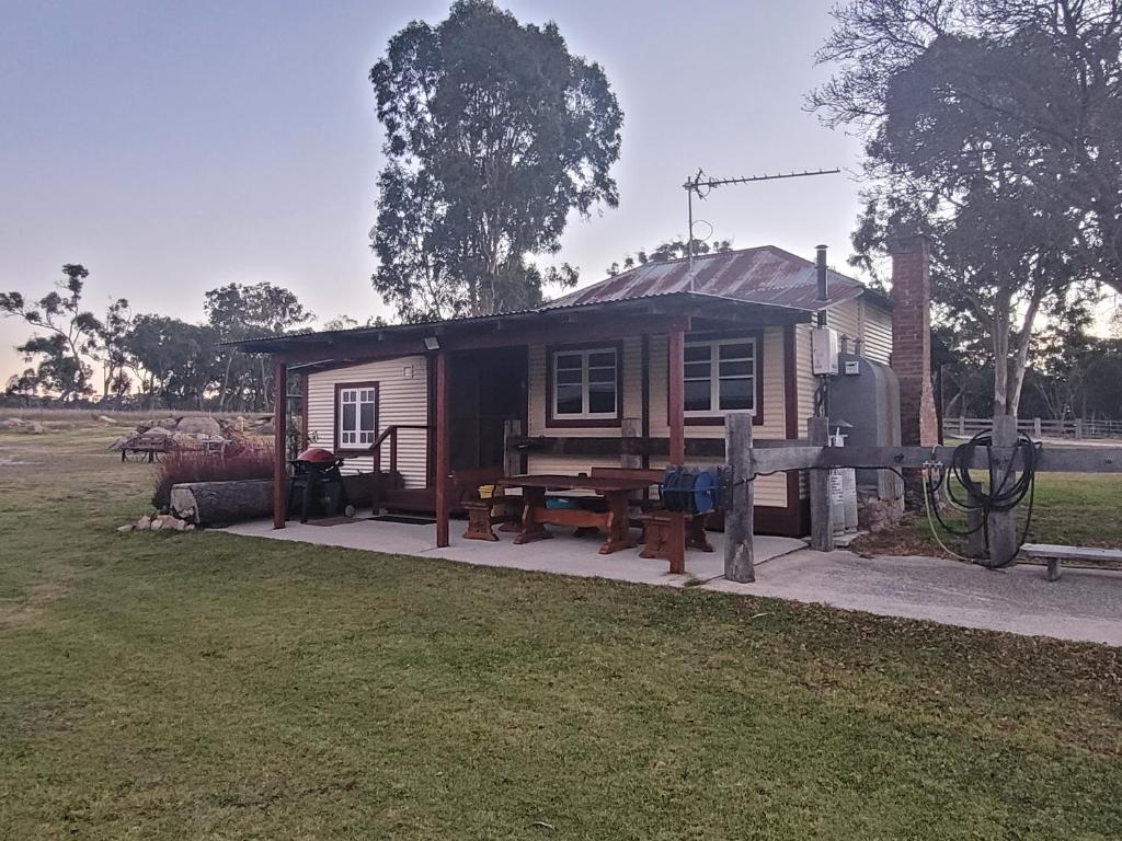 史丹霍普Spencer Lane Cottage & Granny Flat的小屋前面设有野餐桌