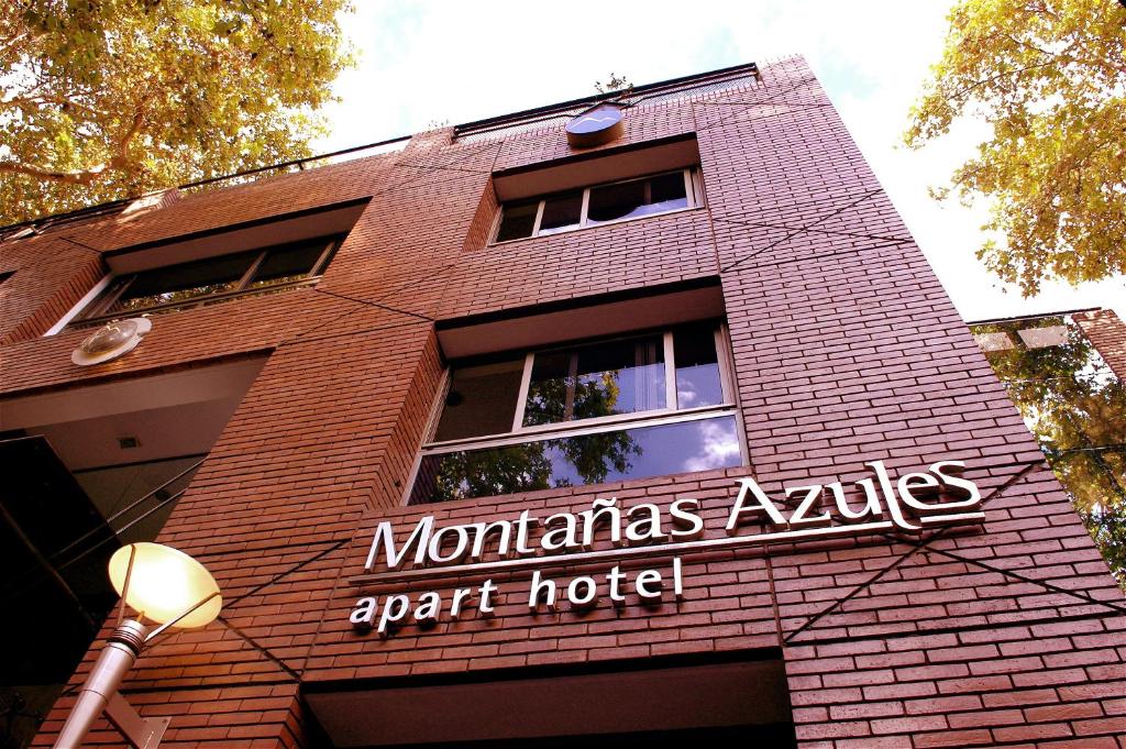 门多萨蒙塔纳斯阿祖勒斯公寓式酒店的建筑的侧面有标志