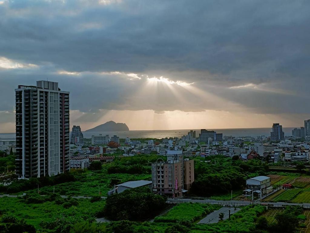 头城Spring溫泉的天空中阳光灿烂的城市景观