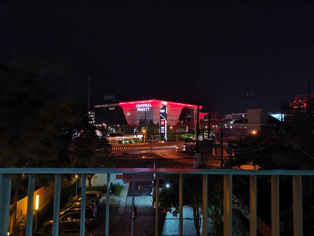 普吉镇4 Floor - Centrio Condominium near Shopping Malls and Andamanda Water Park的球场的景色在晚上被点亮