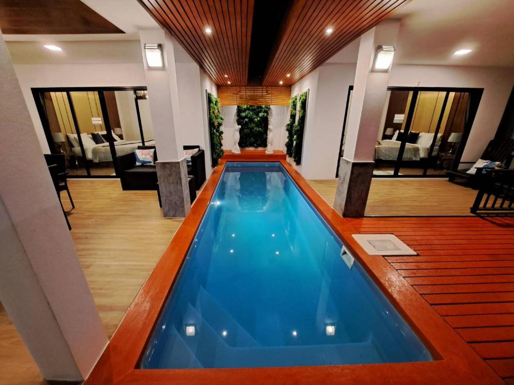 奈扬海滩The Chic Pool Villa的酒店大堂中央的游泳池