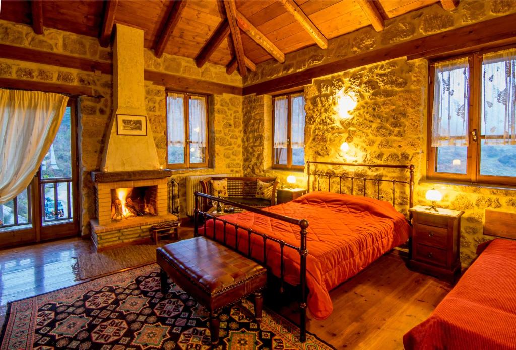 上特里卡拉帕吉特拉帕酒店的一间卧室配有一张床和一个壁炉