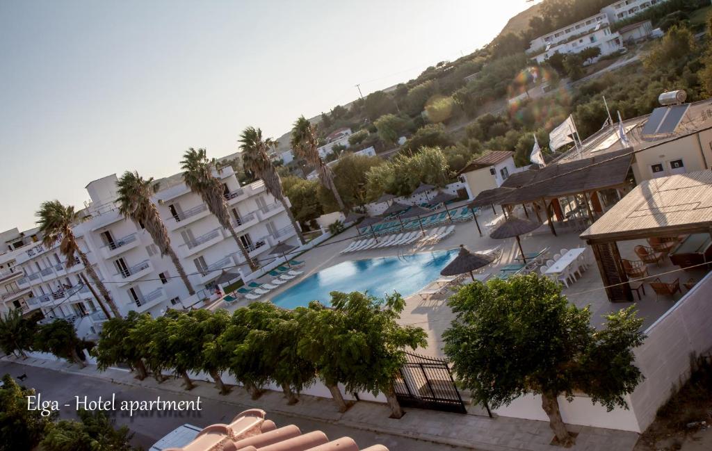 卡尔扎迈纳Elga Hotel的享有酒店正面景色,设有大型游泳池