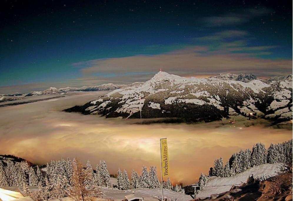 基茨比厄尔Hocheckhuette On Top of the Kitzbuehel Hahnenkamm Mountain的山上白雪的景色