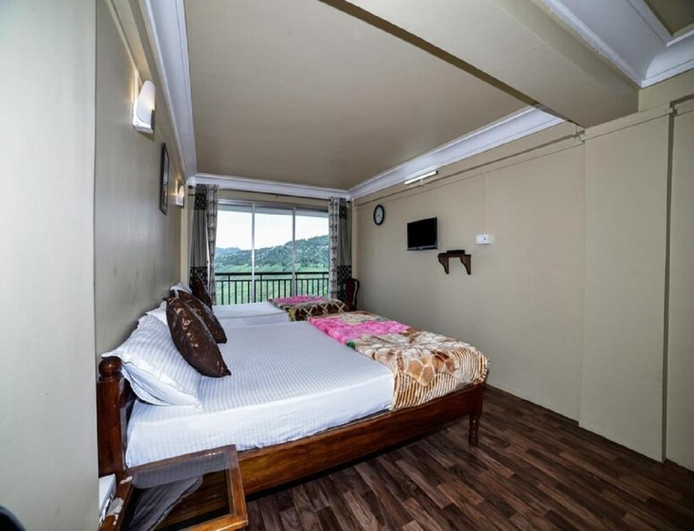 SonādaGhangri Sherpa Luxury Homestay, Darjiling的一间带床的卧室,位于带窗户的房间内