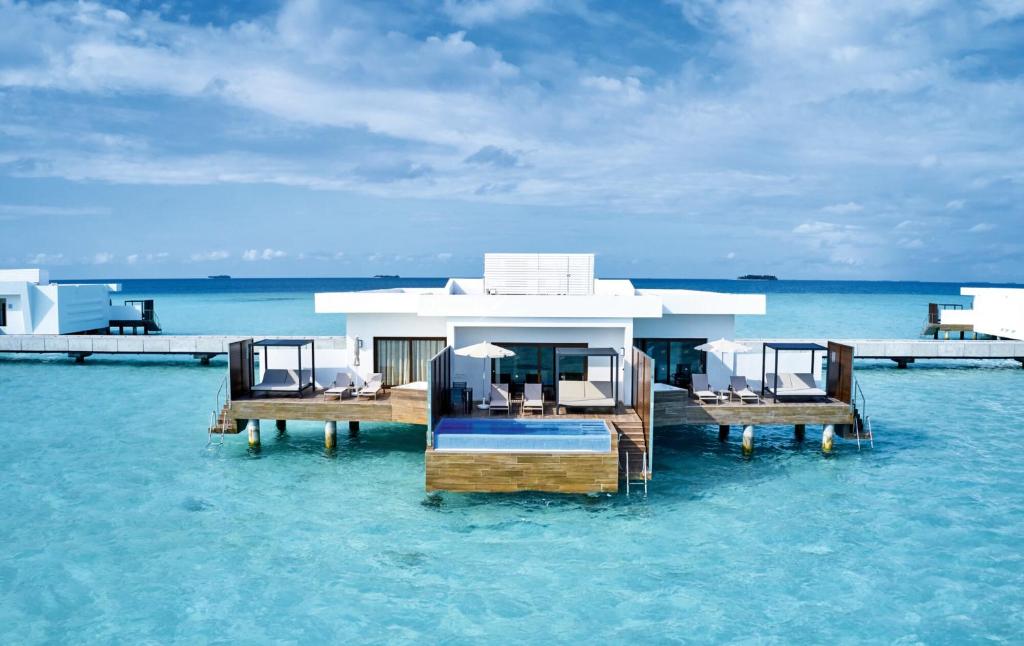 妮兰朵南环礁Riu Palace Maldivas- All Inclusive的水中的一个度假胜地