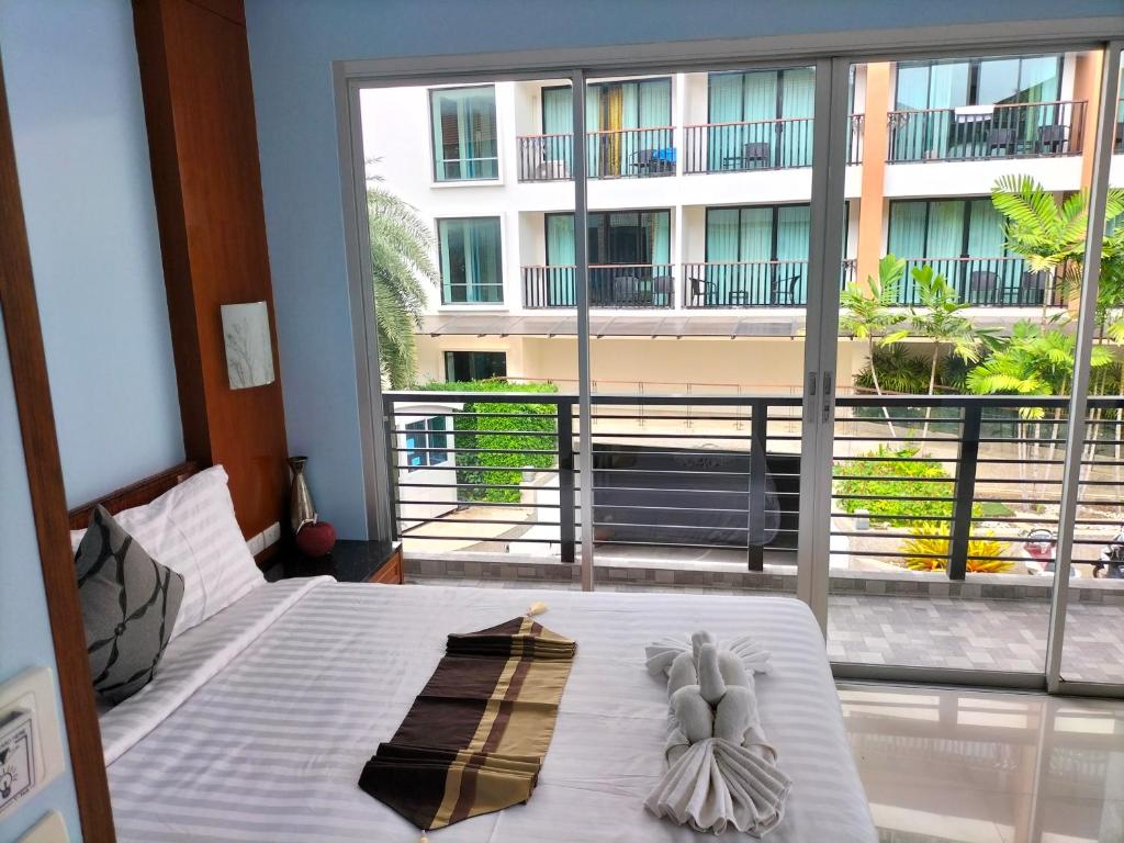 卡塔海滩La Piccola Kata的一间卧室设有一张床,享有建筑的景色