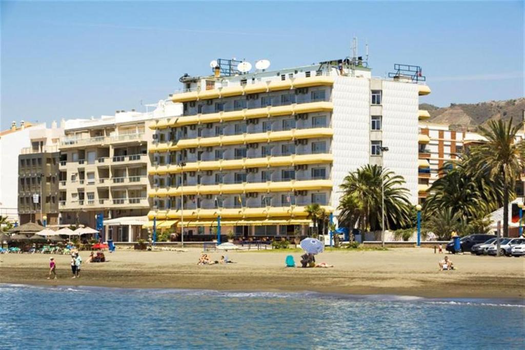 林孔-德拉维多利亚林孔索尔酒店的海滩上与海滩上的人一起入住的酒店