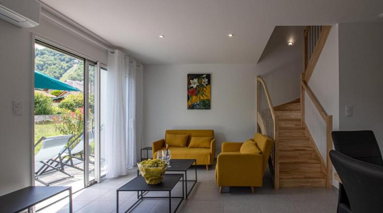 阿热莱斯加佐斯特Gîte l'angélique Fleurs des Pyrénées的客厅设有黄色家具和楼梯