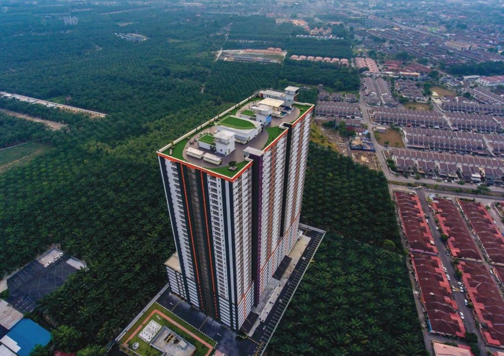 实兆远Coco HomeStay 旅人の家@The Venus Sitiawan Perak的城市高楼高楼高楼景