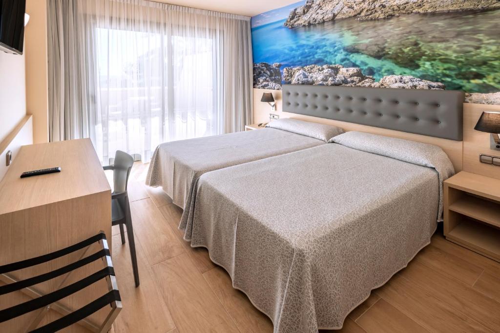 马尔格莱特德玛托皮克公园酒店的一间卧室配有一张床、一张桌子和一张书桌