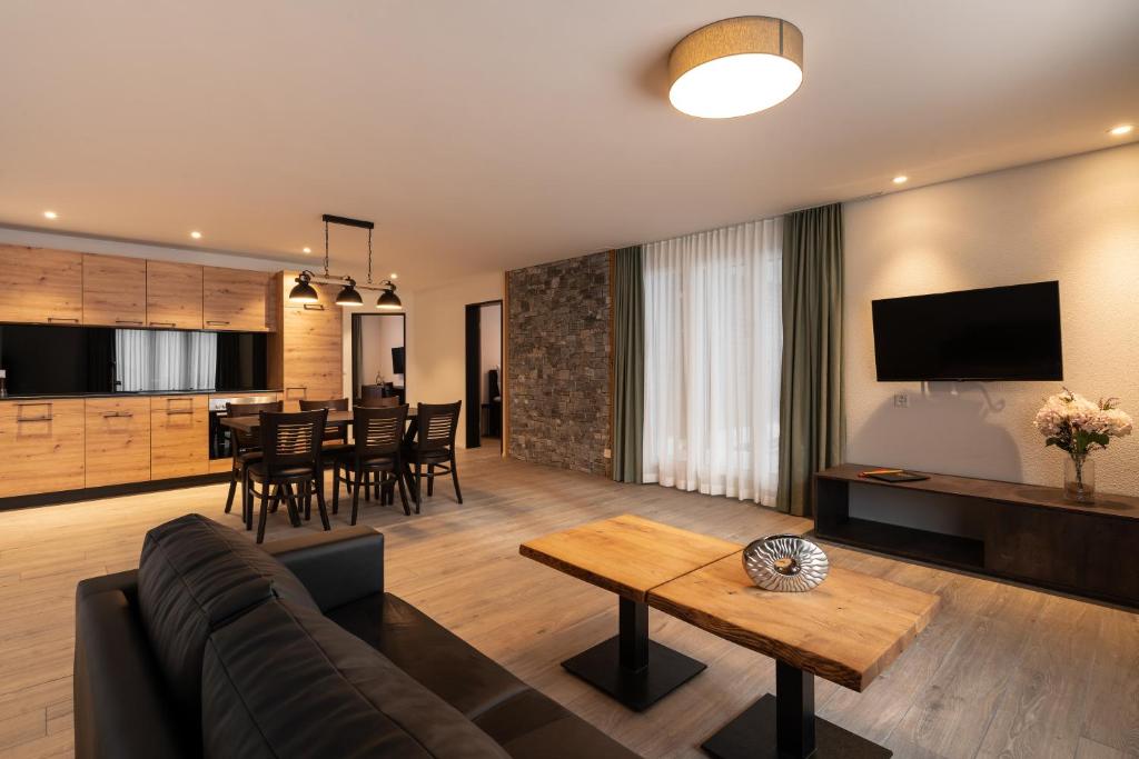 梅赫陶尔Melchtal Resort Apart Hotel的客厅配有沙发和桌子