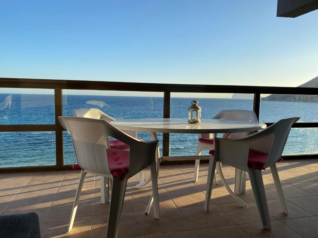 艾法奇Calpe Mar y Playa的阳台配有桌椅