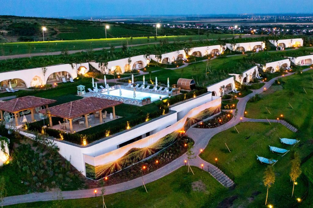 ChiţoraniCasa Timiș - Wellness & Spa Resort的享有带游泳池的建筑的空中景致
