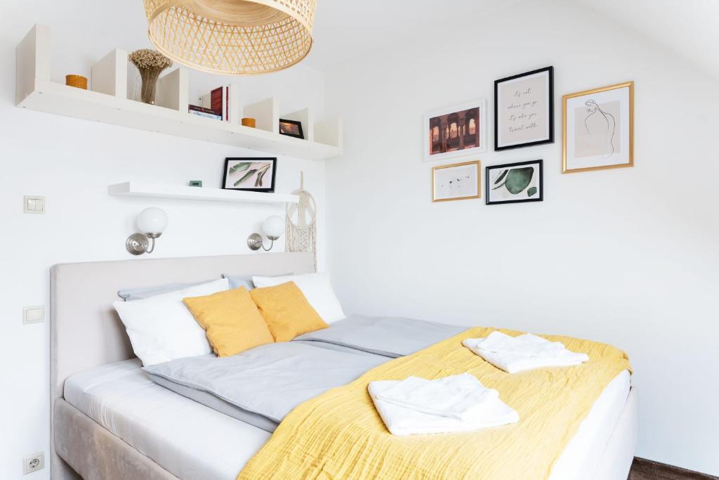 布达佩斯Floral Apartment - NEW in town的白色卧室配有黄色枕头的床