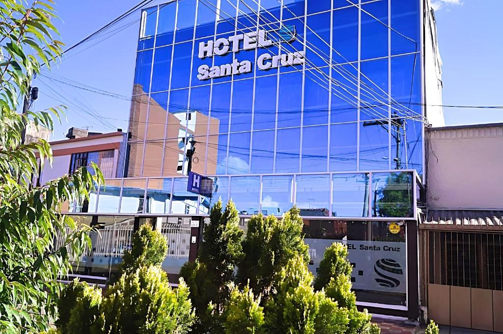 波哥大Hotel Santa Cruz Bogotá的建筑的侧面有标志