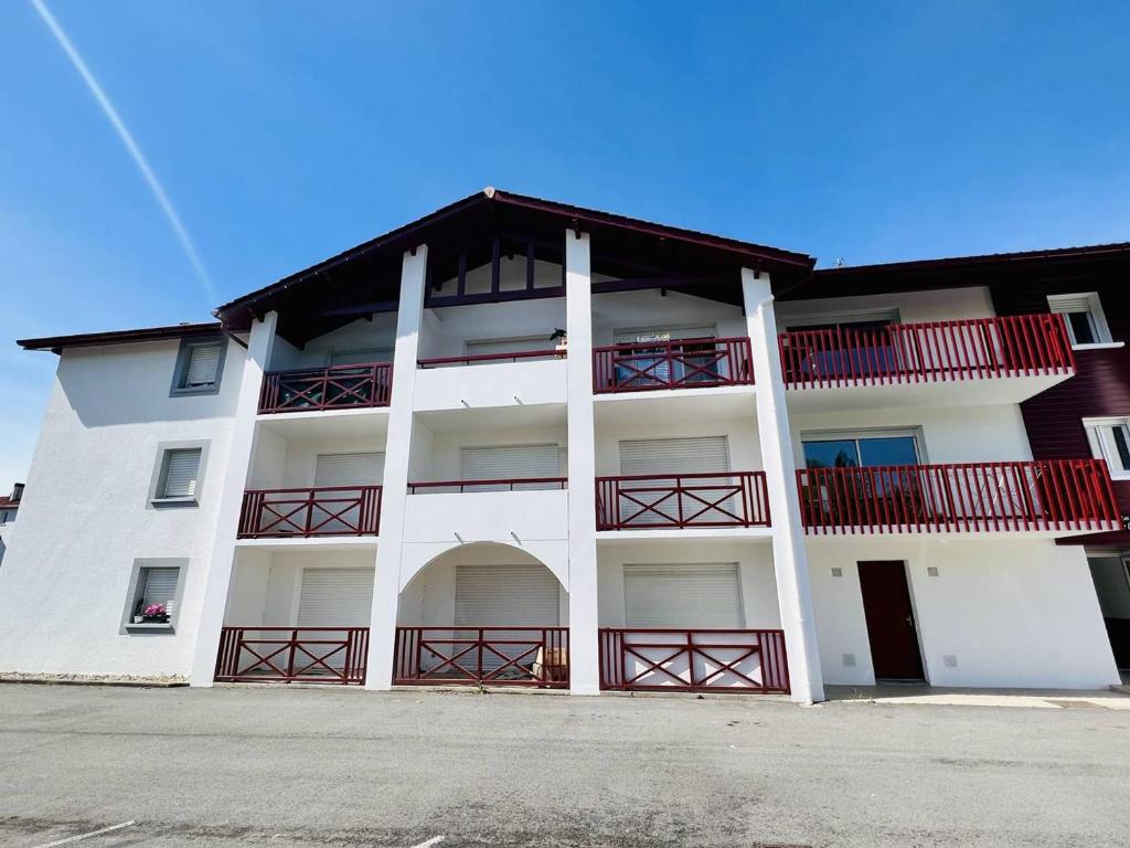 康博莱班Studio Cambo-les-Bains, 1 pièce, 4 personnes - FR-1-495-64的白色的公寓楼,设有红色的阳台