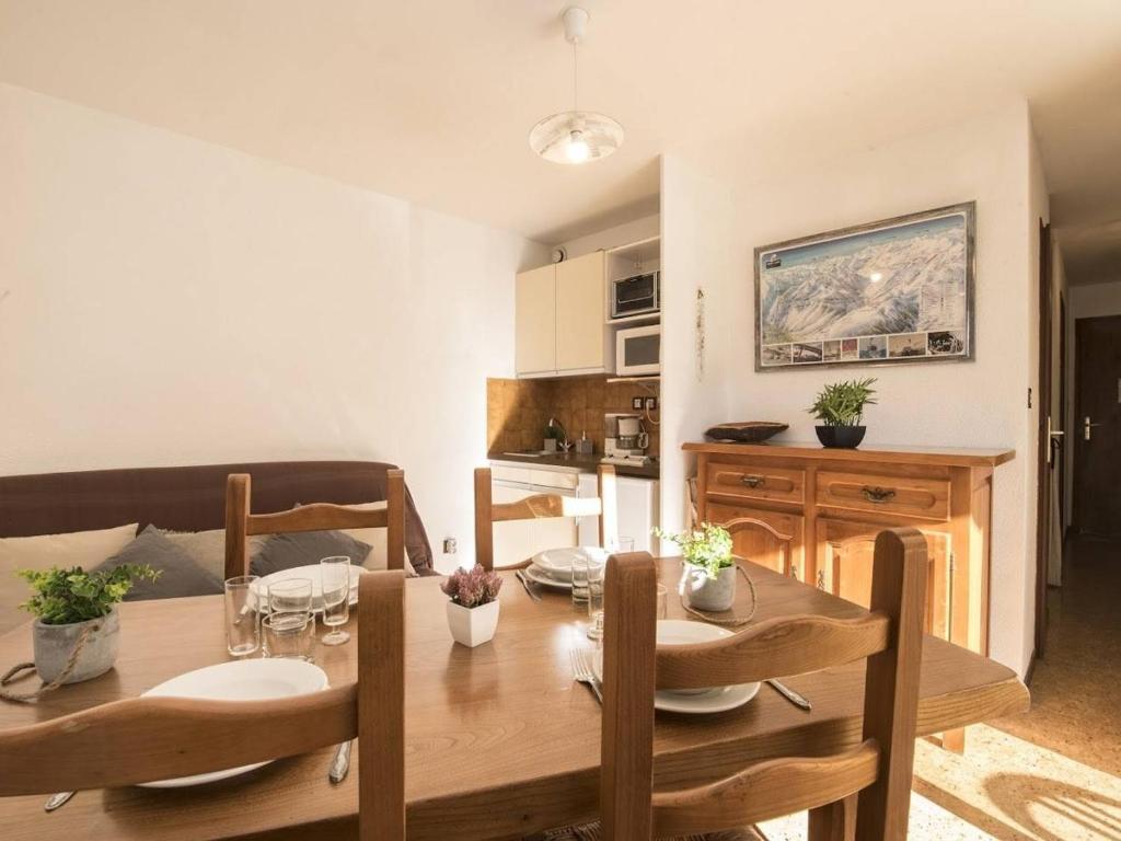圣拉里苏朗Appartement Saint-Lary-Soulan, 2 pièces, 4 personnes - FR-1-296-261的用餐室以及带桌椅的厨房。