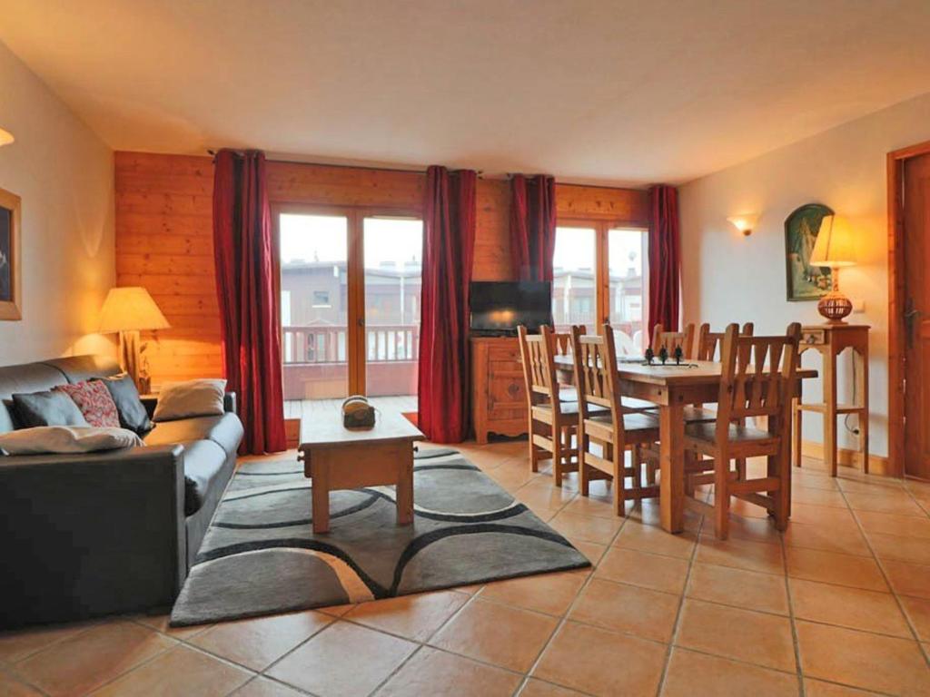 蒙特瓦勒赞Appartement Montvalezan-La Rosière, 3 pièces, 6 personnes - FR-1-398-535的客厅配有沙发和桌子