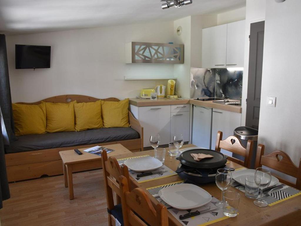 蒙热内夫尔Appartement Montgenèvre, 2 pièces, 4 personnes - FR-1-266-131的一间带餐桌的客厅和一间厨房