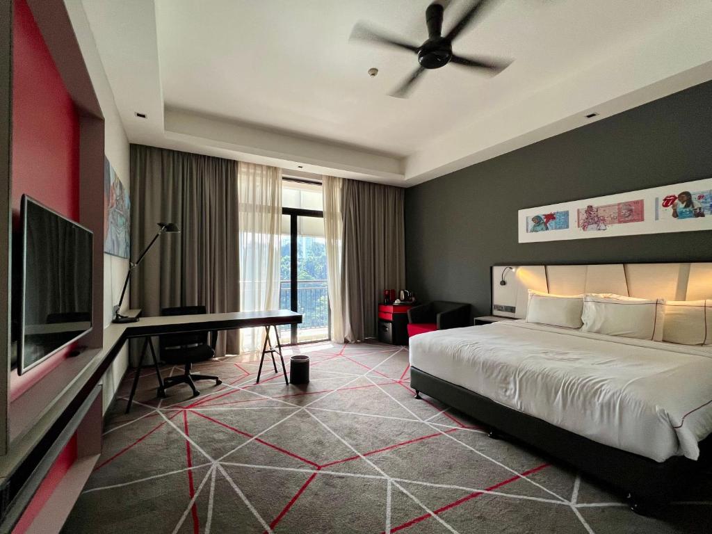 吉隆坡The RED的一间卧室配有一张床、一张书桌和一台电视