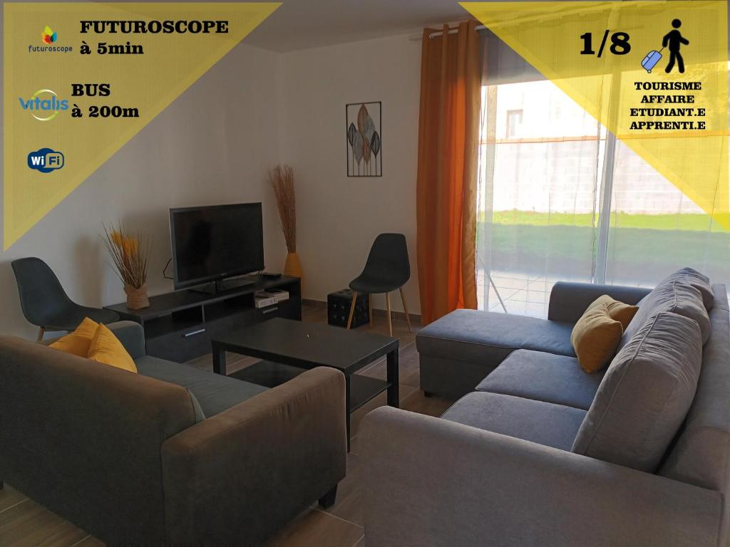 沙斯讷伊迪普瓦图Maison proche Futuroscope的客厅配有两张沙发和一台电视机