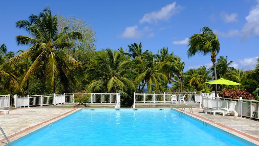 莱特鲁瓦西莱Imperatrice Village - Résidence sur la plage的一座棕榈树环绕的游泳池