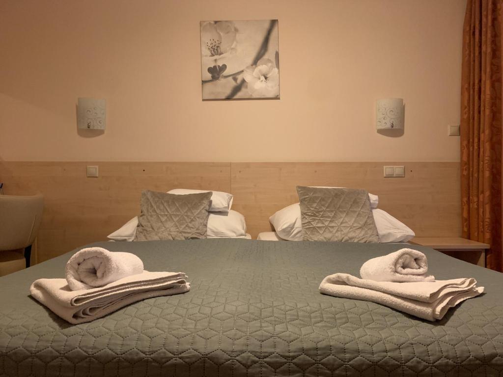 莫雄马扎尔古堡尼姆洛德埃斯伊特姆酒店的一间卧室配有两张床,床上配有毛巾