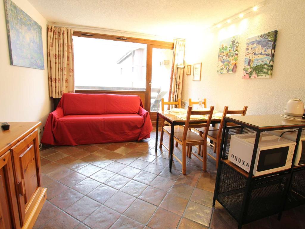 蒙热内夫尔Appartement Montgenèvre, 2 pièces, 4 personnes - FR-1-330D-91的客厅配有红色的沙发和桌子