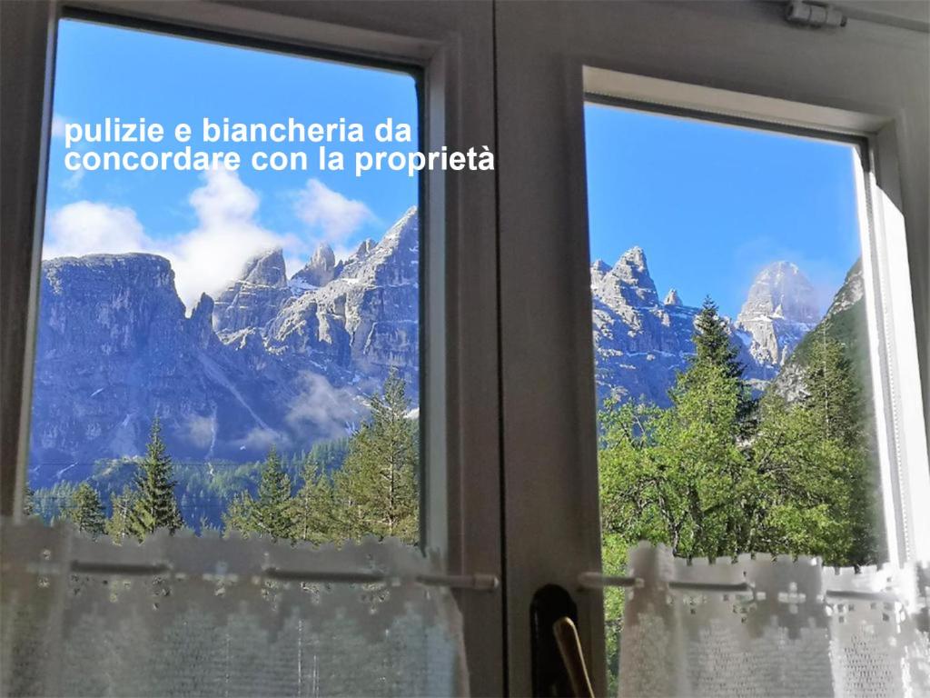 多比亚科Delizioso monolocale的山景窗户