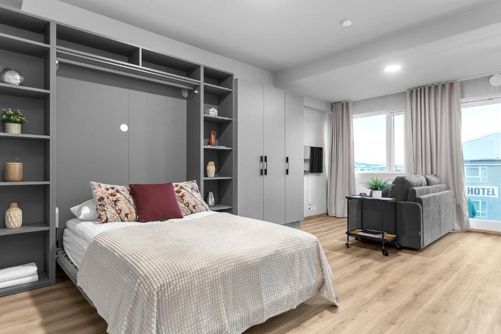 雷克雅未克B20 Apartments的一间卧室配有一张床、一张沙发和一把椅子