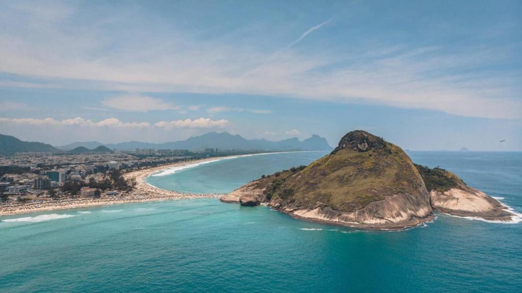 里约热内卢Longboard Paradise Suítes的海边的一个岛屿,靠近海滩