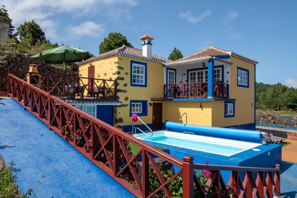 蓬塔利亚纳CASA ALBA, casa rústica en la colina con piscina-spa climatizada y vistas al mar的一座带游泳池桥梁的房子