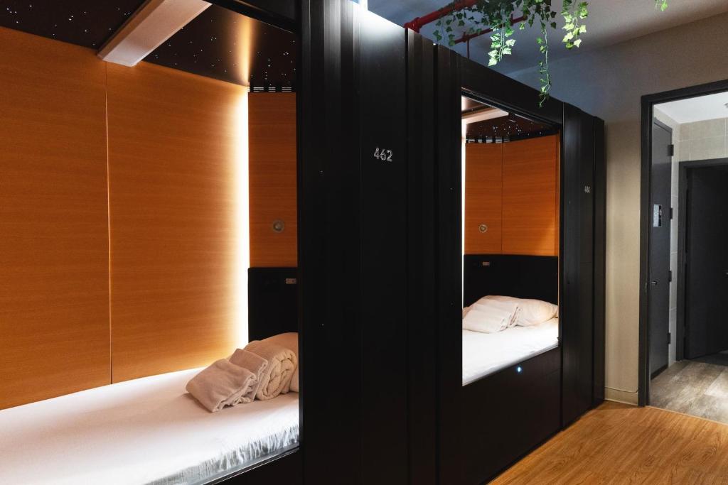 纽约Nap York Central Park Sleep Station的客房设有2张双层床和镜子