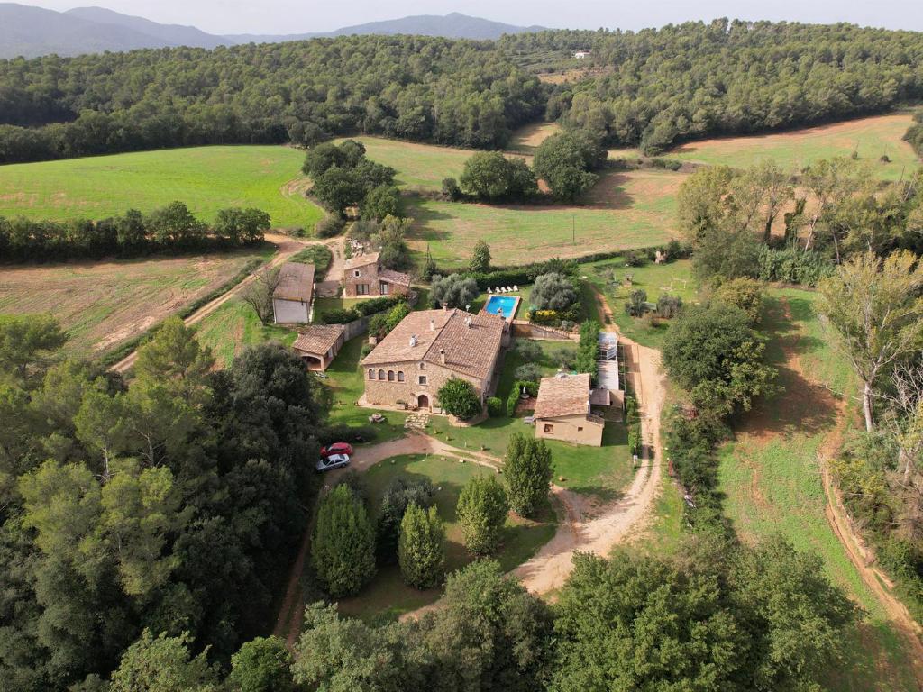 拉维斯瓦尔Turisme Rural Mas Vilà的田野中旧房子的空中景观