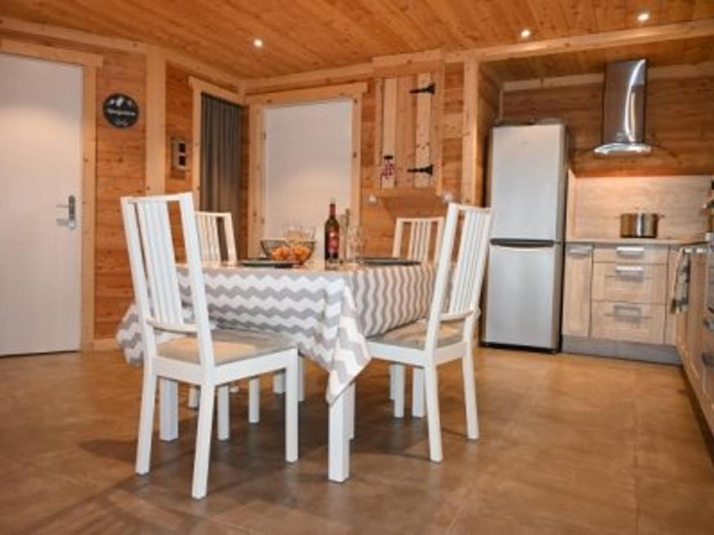 蒙热内夫尔Appartement Montgenèvre, 3 pièces, 6 personnes - FR-1-266-164的厨房配有桌椅和冰箱。