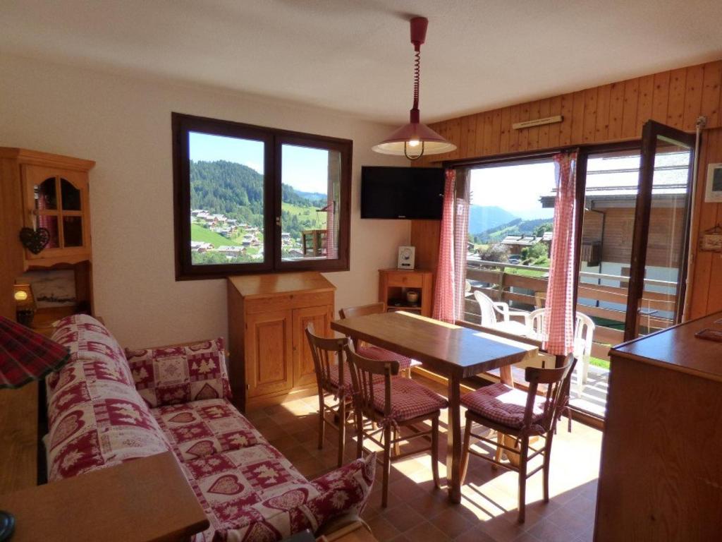 大博尔南Appartement Le Grand-Bornand, 2 pièces, 6 personnes - FR-1-458-108的客厅配有沙发和桌椅