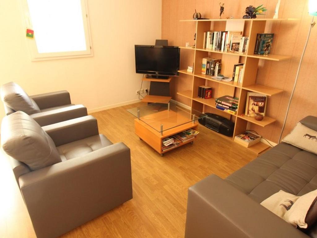 巴涅尔-德吕雄Appartement Bagnères-de-Luchon, 4 pièces, 6 personnes - FR-1-313-140的带沙发和电视的客厅