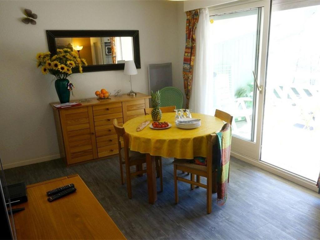 巴涅尔-德吕雄Appartement Bagnères-de-Luchon, 2 pièces, 5 personnes - FR-1-313-167的餐桌上摆放着黄色桌布