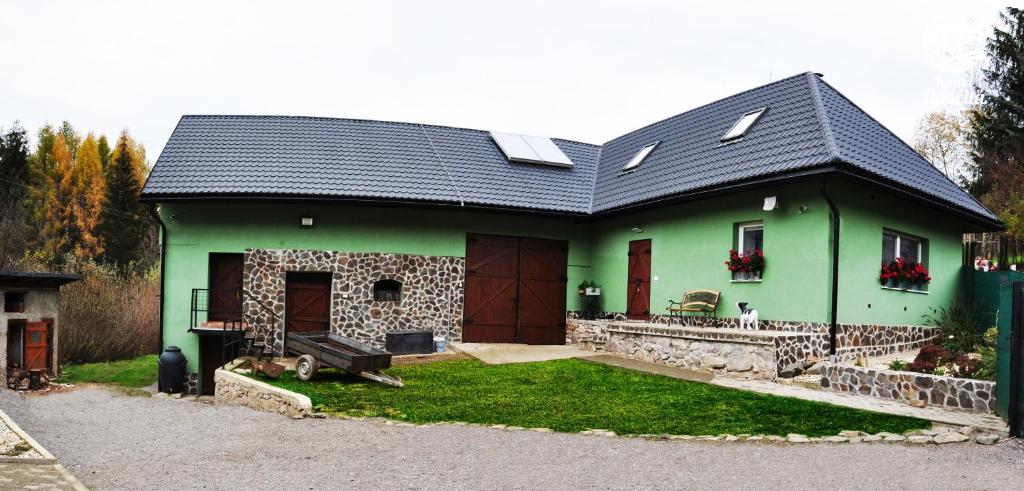 Valaská BeláFarma Opačitá的黑色屋顶的绿色房子