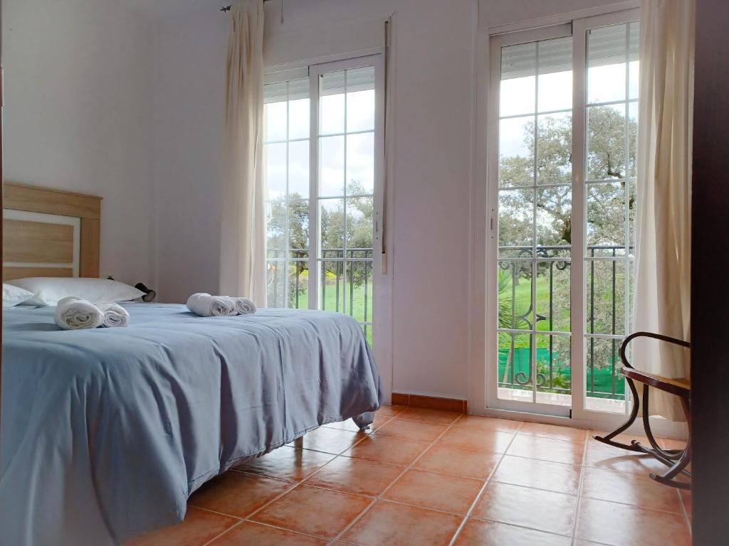 CalaCasa Rural Villa Clara的一间卧室设有一张床和一个大窗户