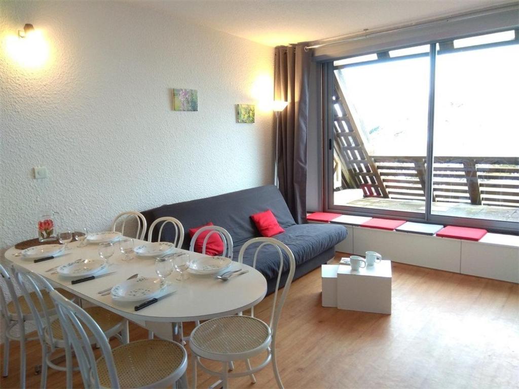 阿拉纽埃Appartement Piau-Engaly, 3 pièces, 8 personnes - FR-1-457-204的配有桌椅和沙发的房间