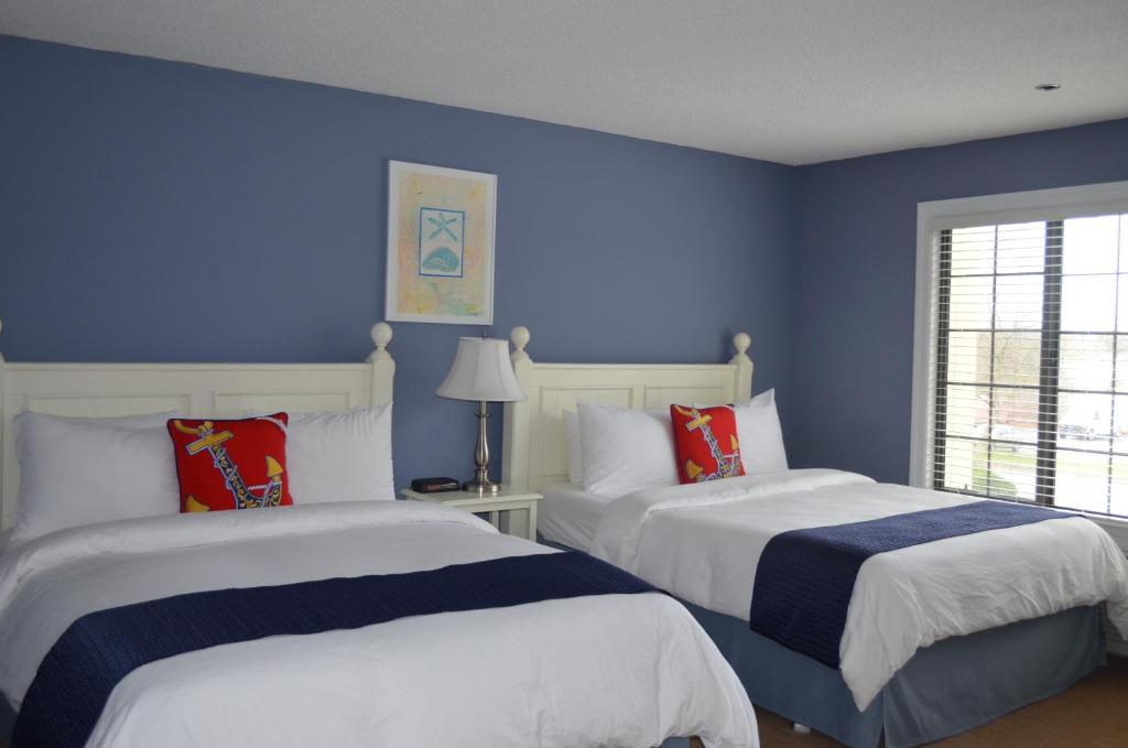 南安普敦南安普敦酒店的卧室设有两张床铺和蓝色的墙壁