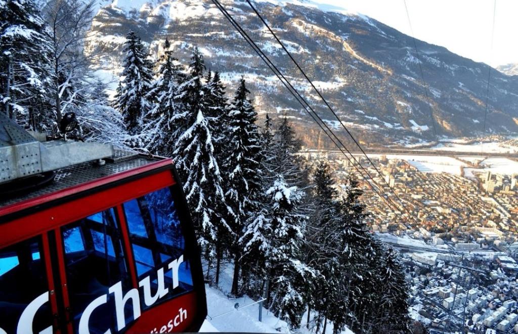 库尔La Suite的山上有雪覆盖的树木的滑雪缆车
