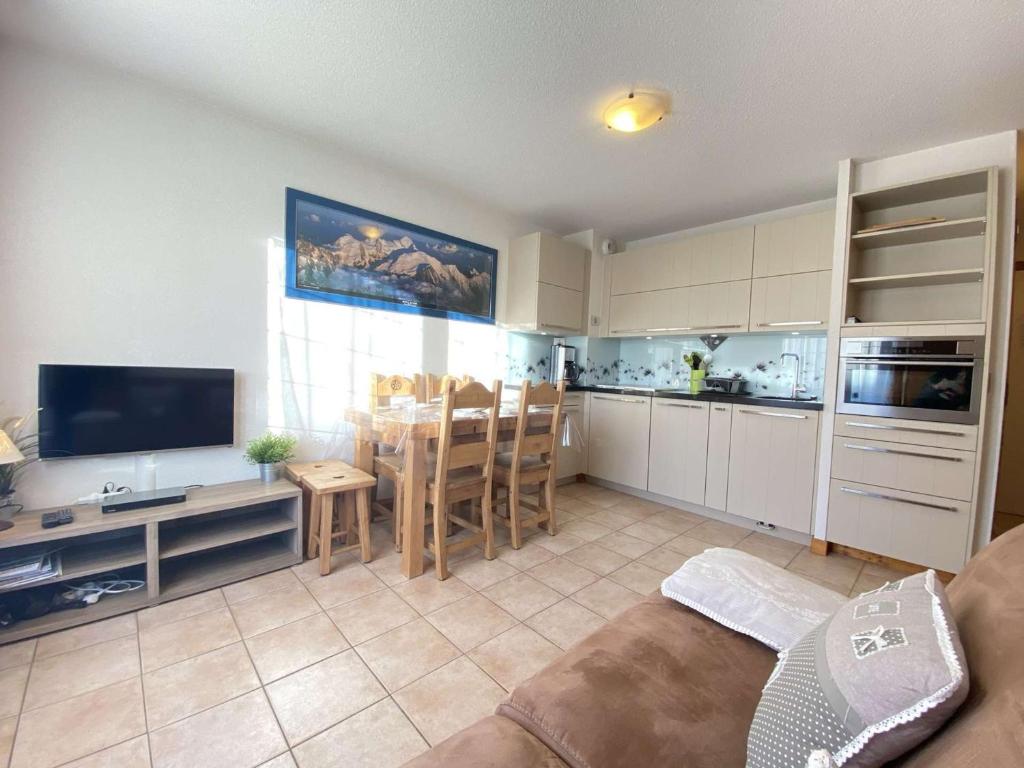 阿尔利河畔普拉兹Appartement Praz-sur-Arly, 2 pièces, 6 personnes - FR-1-603-10的带沙发和电视的客厅以及厨房。