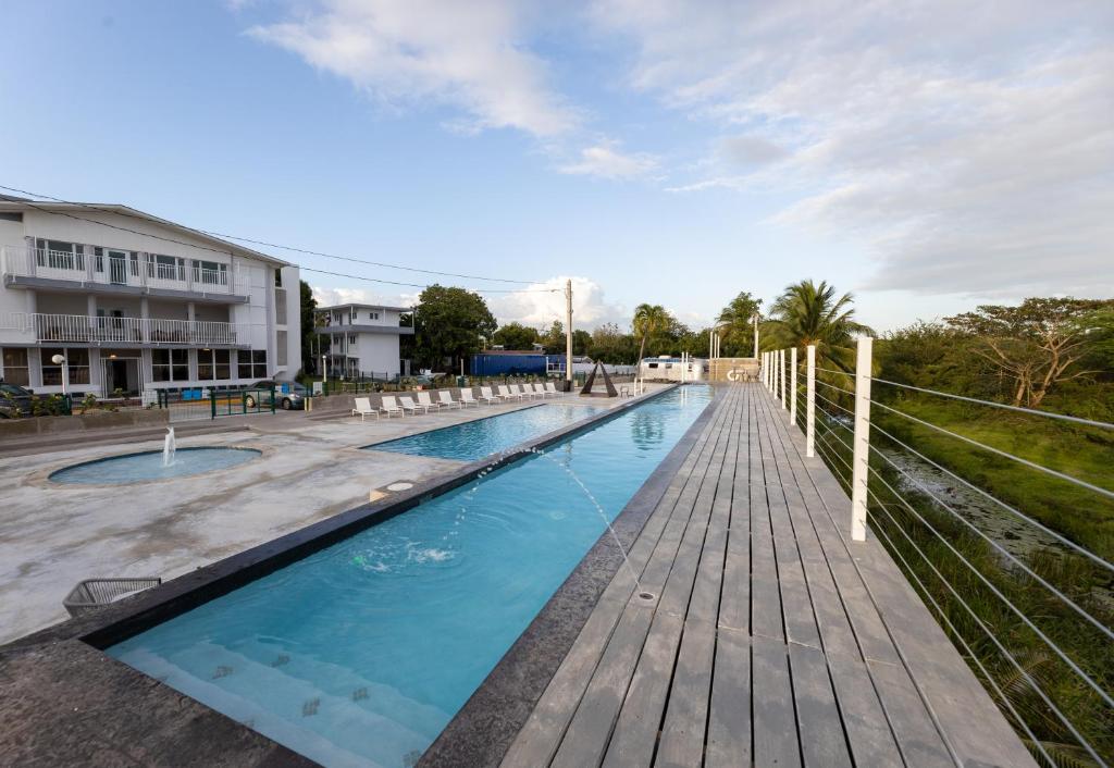 博克龙BOHO Beach Club的一座带木甲板和大楼的游泳池