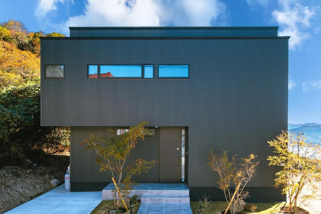 南淡路市Awaji-shima C-Side Dual View - Vacation STAY 88182v的黑色外墙现代房屋