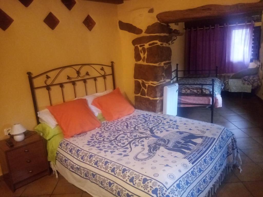 特鲁埃尔LA MANDUCA的一间卧室设有一张床和石墙